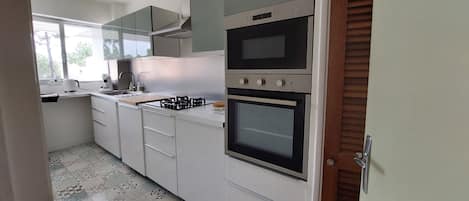 Refrigerador, microondas, horno y parrilla de estufa