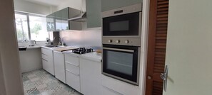 Fridge, microwave, oven, stovetop - 1 bedroom apartment in royan (Royan)