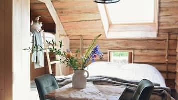 1 bedroom, bed sheets
