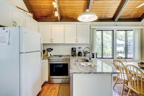 Fridge, microwave, stovetop, dishwasher - Sunset Rentals | Night Heron 55 (Hilton Head Island)