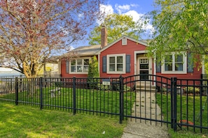 Exterior - Coastal Comfort With Stunning Harbor Views 3 Bedroom Home (Plymouth)