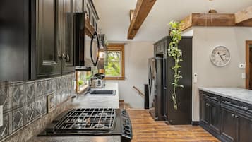 House, 3 Bedrooms | Private kitchen | Fridge, oven, coffee/tea maker, toaster