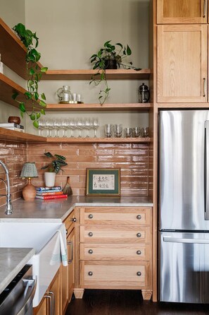 Jääkaappi, mikroaaltouuni, uuni, liesi