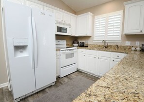 Maison, 3 chambres | Cuisine privée | Réfrigérateur, four, cafetière/bouilloire, grille-pain