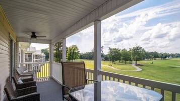 Kondominium, 2 kamar tidur | Tempat makan outdoor