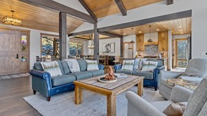 House, 5 Bedrooms | Living area