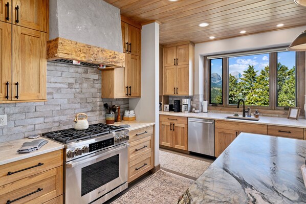 House, 5 Bedrooms | Private kitchen | Fridge, oven, coffee/tea maker, toaster