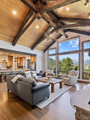 House, 5 Bedrooms | Living area | Smart TV