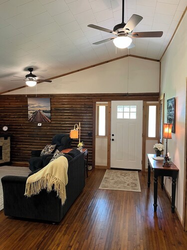 Charming 3-bedroom log cabin in beautiful country setting near Bella Vista Ar