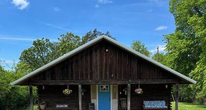 Charming 3-bedroom log cabin in beautiful country setting near Bella Vista Ar