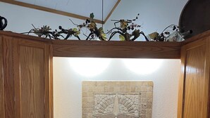 Una cocina con armarios de madera, un lavamanos de acero inoxidable y un salpicadero decorativo.