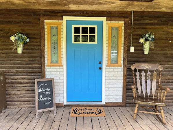 Exterior detail - SPRING DISCOUNT Charming 3 bedroom log cabin near Bella Vista Ar. Private (Washburn)