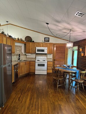 Microwave, oven, stovetop, dishwasher - Charming 3-bedroom log cabin in beautiful country setting near Bella Vista Ar (Washburn)