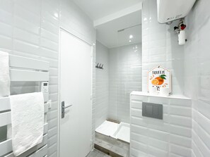 Shower, towels