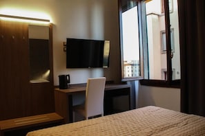 Minibar, coffre-fort, bureau