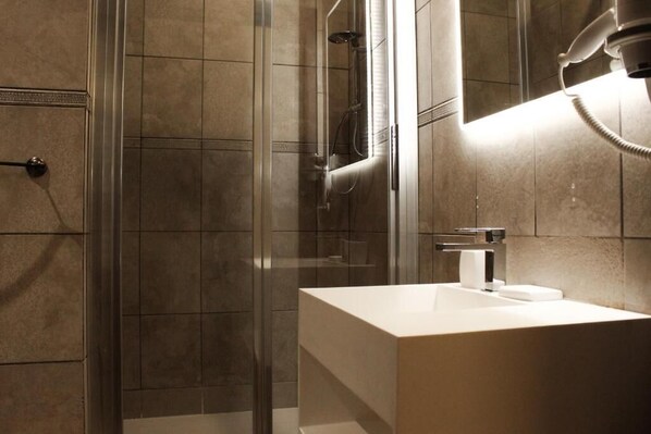 Standaard tweepersoonskamer, uitzicht op rivier | Badkamer | Een douche, een haardroger, badjassen, pantoffels