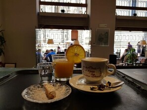 Free daily English breakfast