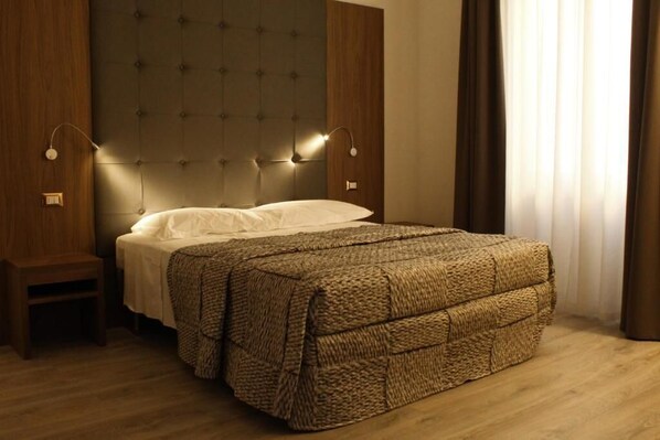 Minibar, in-room safe, desk, laptop workspace - LunArt (Florence)