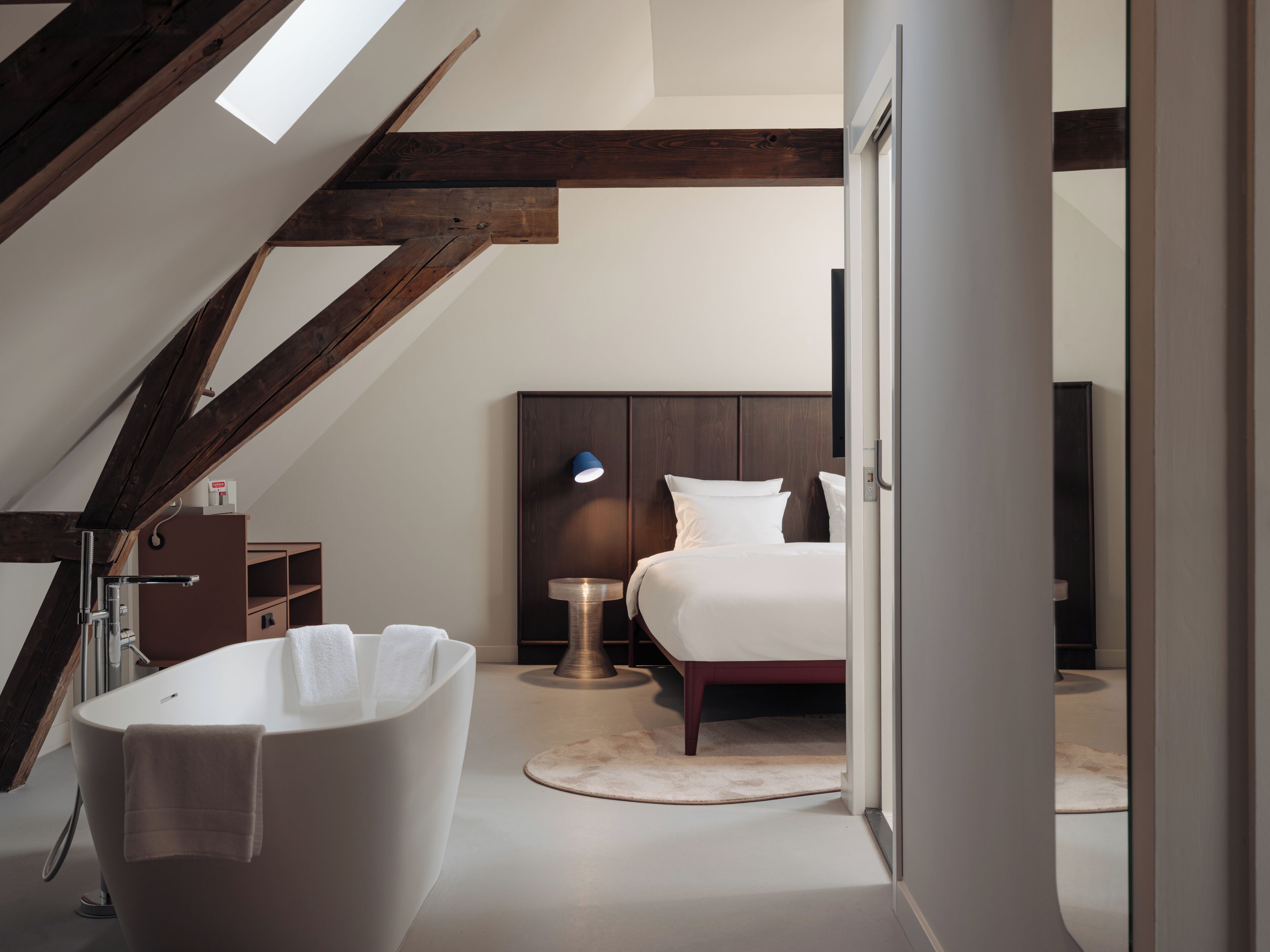 Comfort studio | Een kluis op de kamer, een bureau, een laptopwerkplek