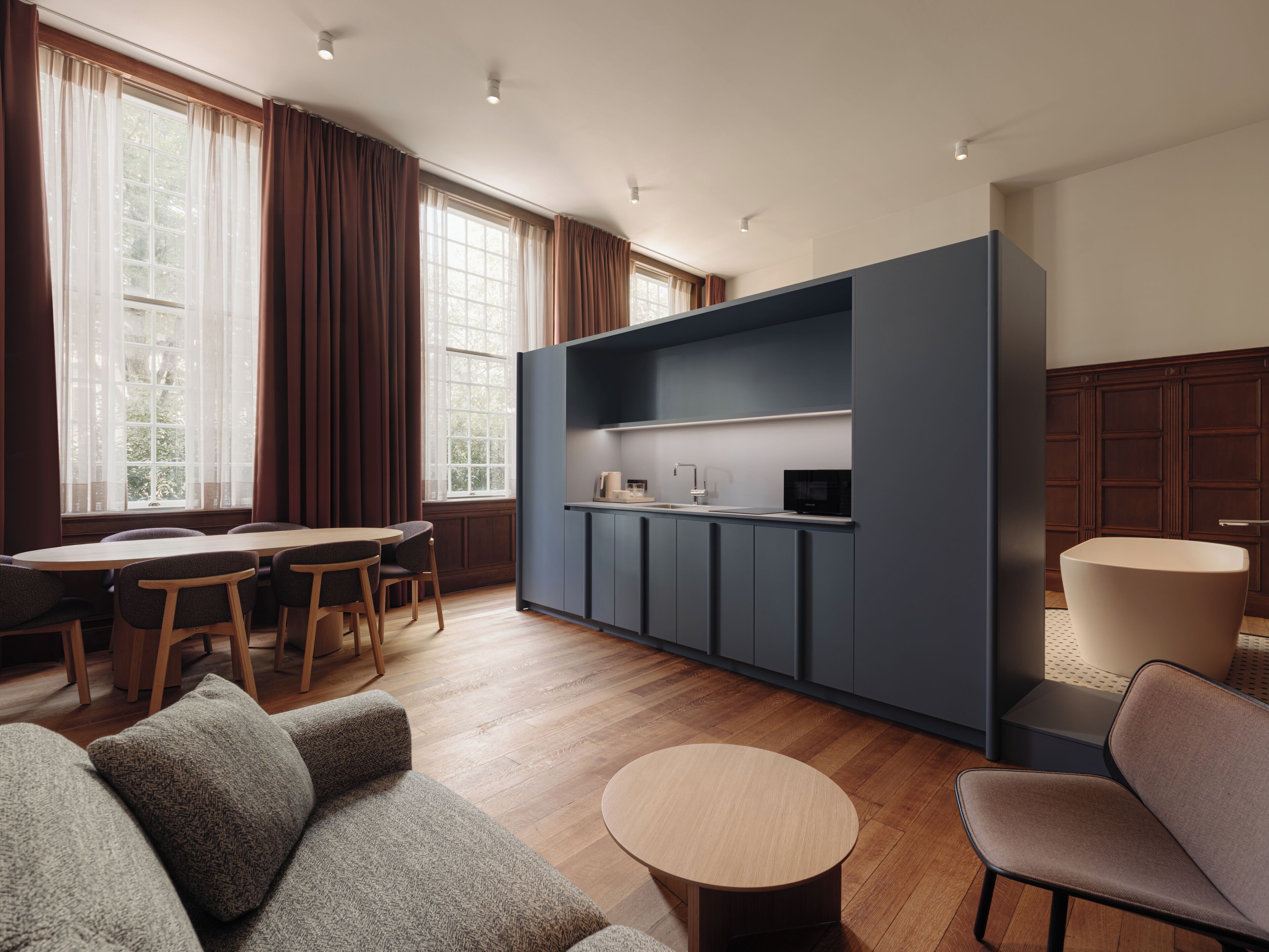 Signature Loft | Een kluis op de kamer, een bureau, een laptopwerkplek