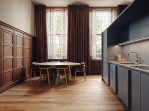 Signature Loft | Tallelokero huoneessa, työpöytä