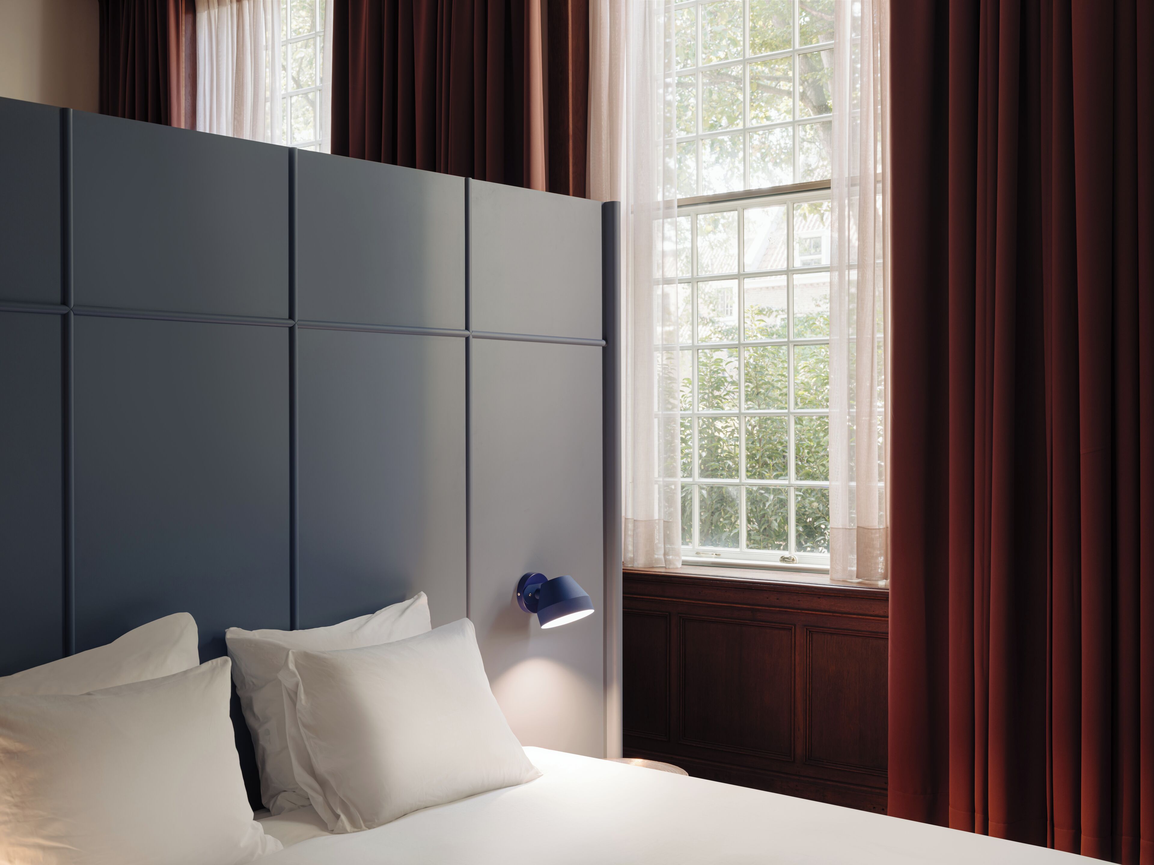 Signature Loft | Een kluis op de kamer, een bureau, een laptopwerkplek