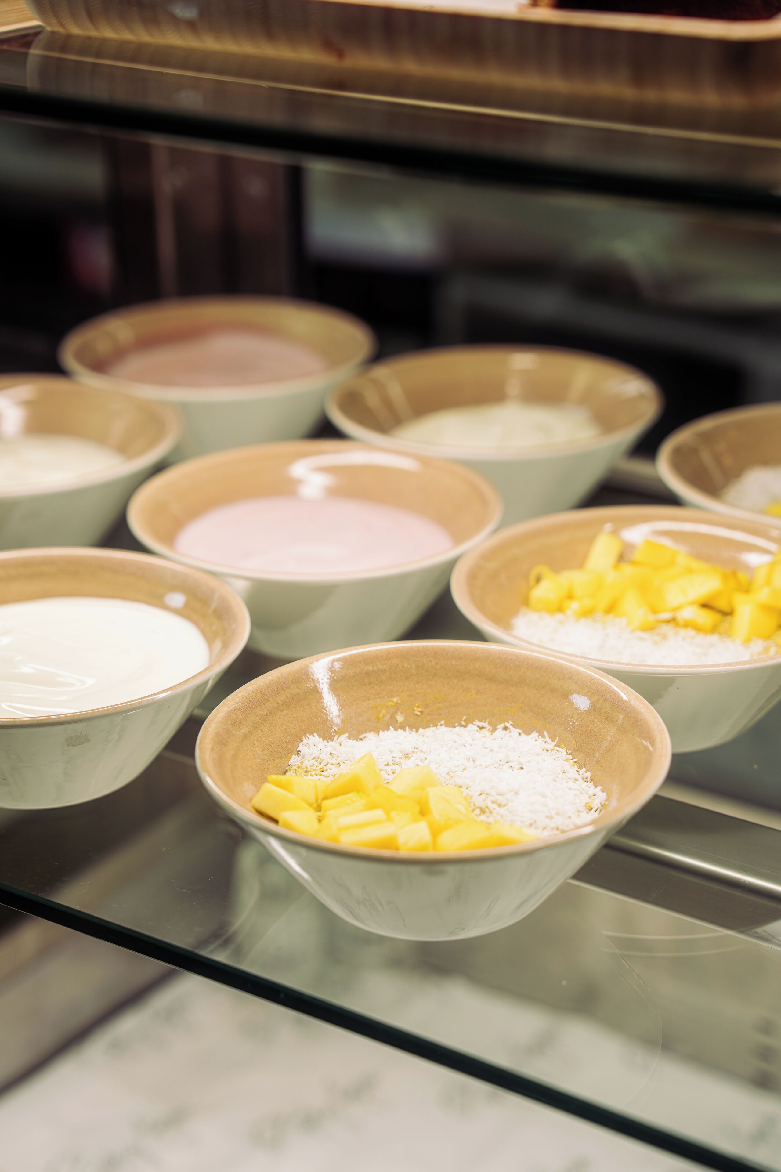 Una variedad de alimentos presentados en cuencos.
