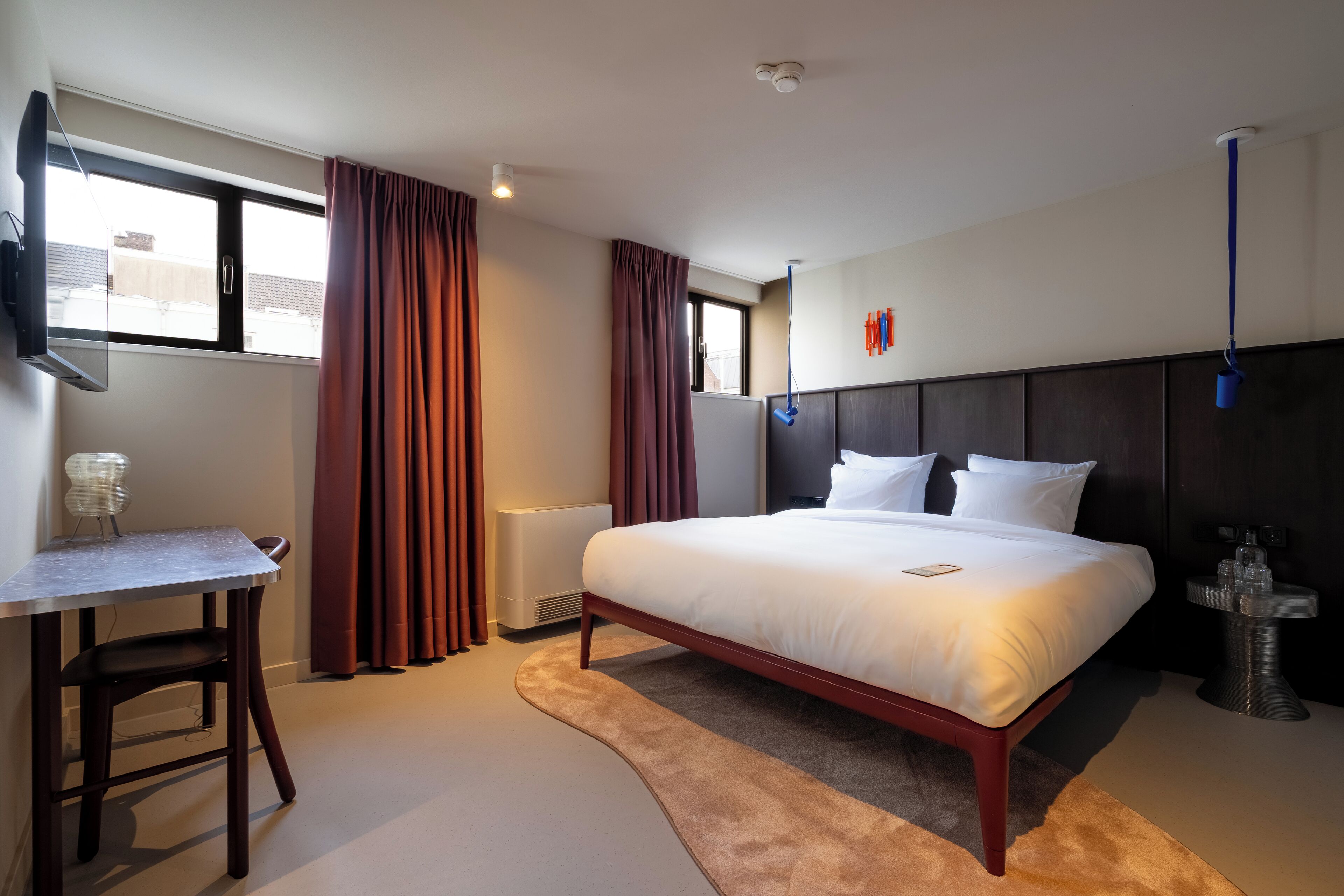 Tweepersoonskamer | Een kluis op de kamer, een bureau, een laptopwerkplek