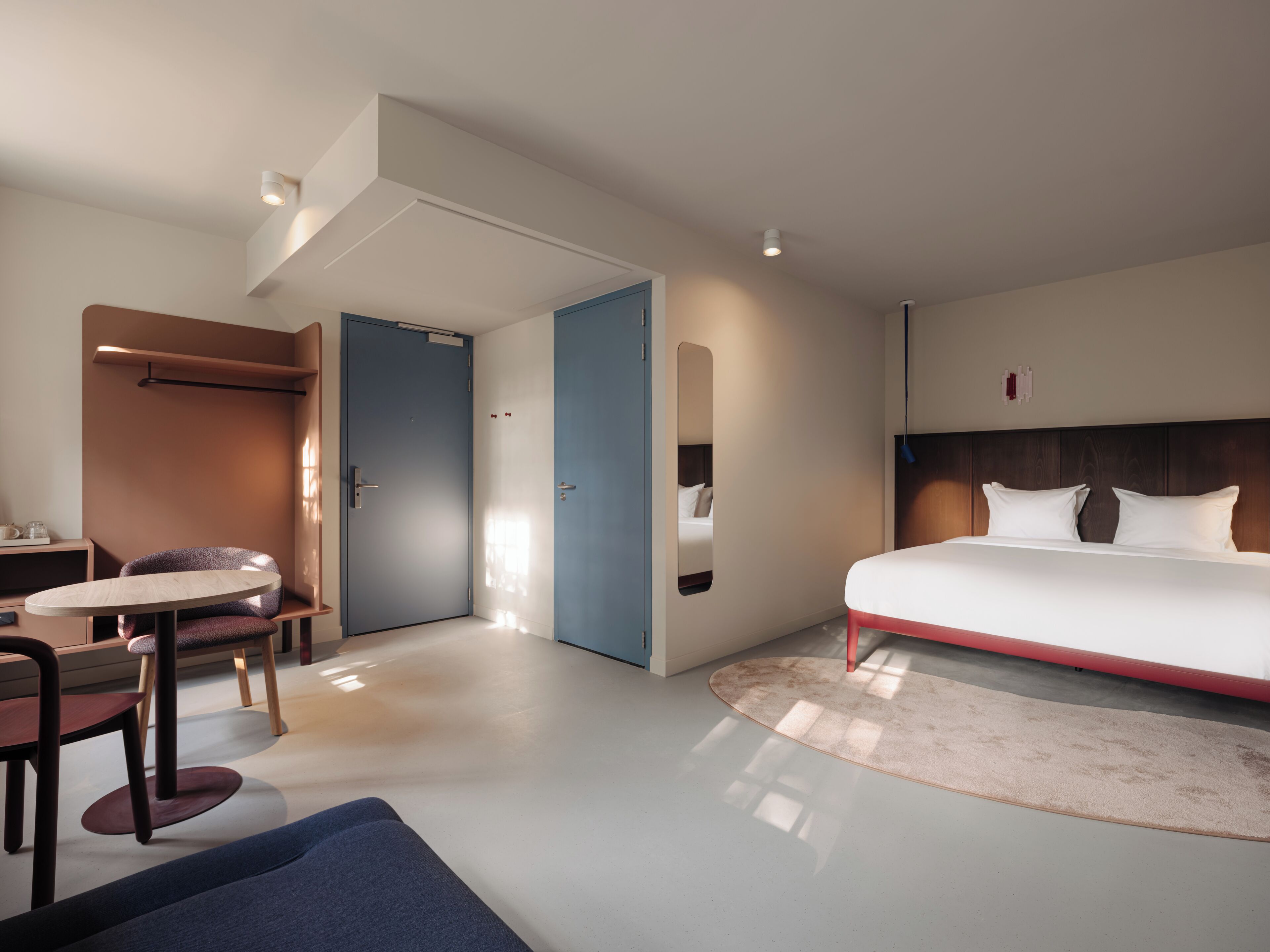 Deluxe driepersoonskamer | Een kluis op de kamer, een bureau, een laptopwerkplek