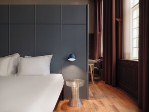 Signature Loft | Tallelokero huoneessa, työpöytä