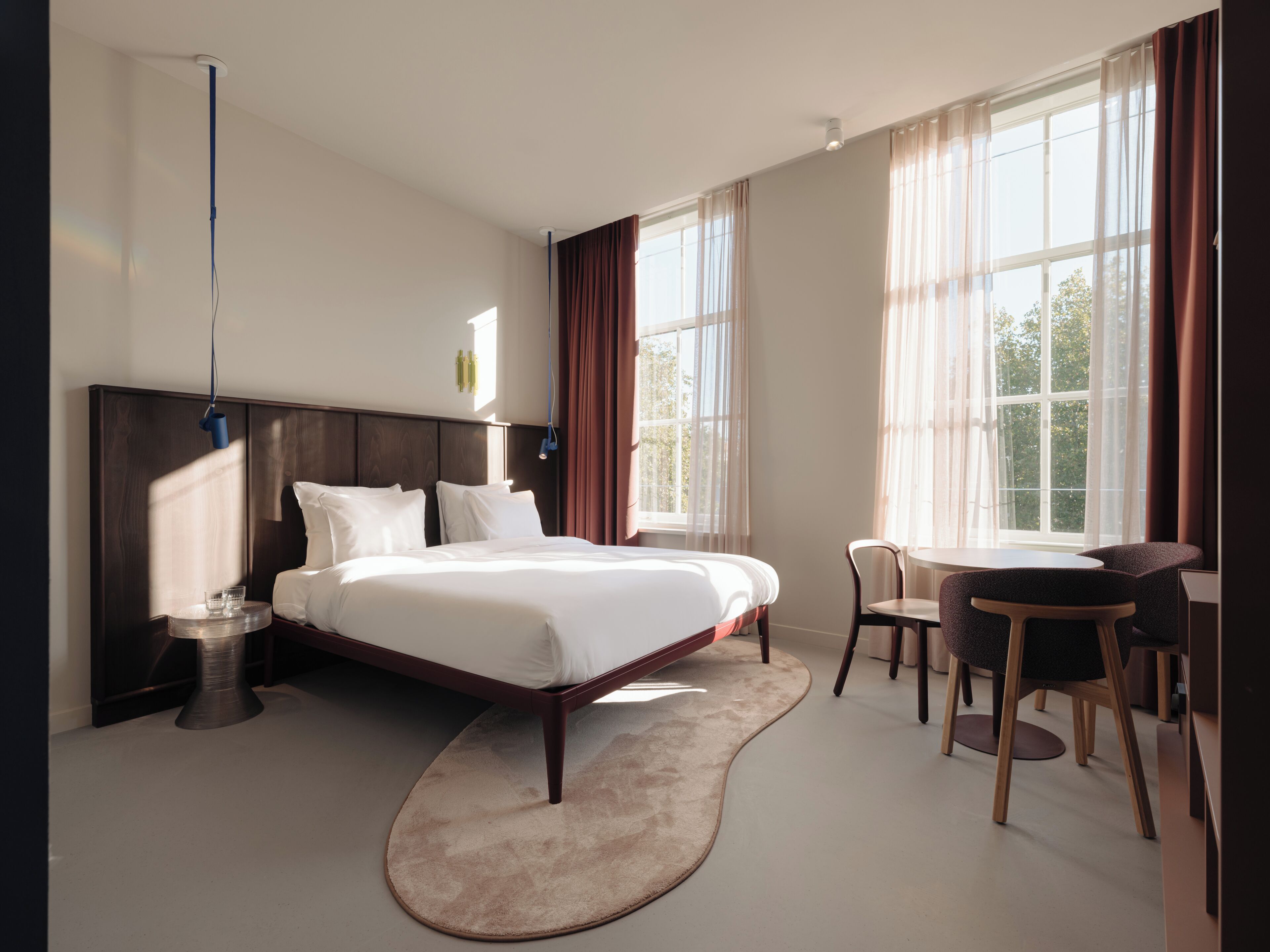 Familiekamer | Een kluis op de kamer, een bureau, een laptopwerkplek