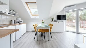 Apartment (48) | Private kitchen | Fridge, microwave, stovetop, electric kettle - Apartamenty Sun & Snow Grunwaldzka (Pobierowo)