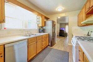 Fridge, microwave, oven, stovetop - Peaceful Countryside Retreat Near Lake Barkley! (Dover)