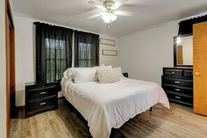 2 bedrooms, iron/ironing board, free WiFi, bed sheets - Peaceful Countryside Retreat Near Lake Barkley! (Dover)