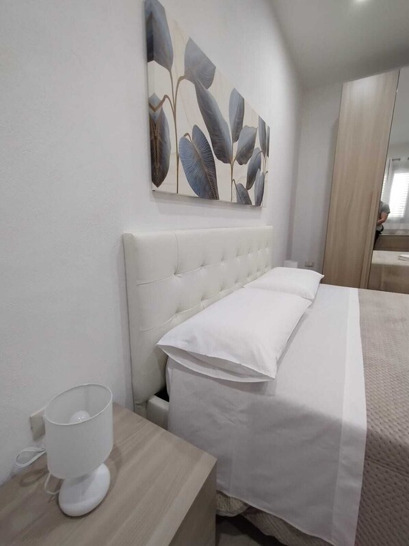 1 habitación, tabla de planchar con plancha, wifi y ropa de cama 