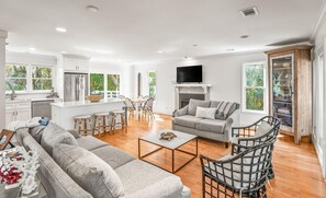 House, Multiple Beds, Balcony, Garden View (374 Perch Drive) | Living area