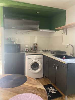 Réfrigérateur, micro-ondes, plaque de cuisson, cafetière/bouilloire