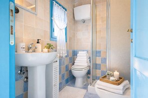 Suihku, hiustenkuivaaja, bidee, pyyhkeet