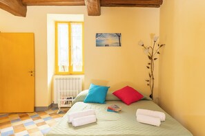 2 bedrooms, desk, iron/ironing board, WiFi