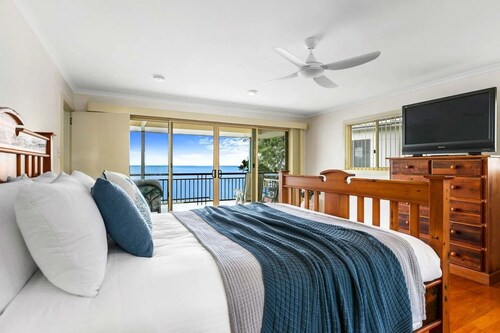 Sandbar on Moreton – Waterfront -5 bedrms-3 baths-Sleeps 10-WiFi-2 TVs-Linens