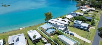Sandbar on Moreton – Waterfront -5 bedrms-3 baths-Sleeps 10-WiFi-2 TVs-Linens
