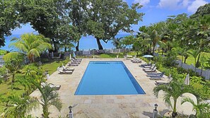 2 outdoor pools, pool umbrellas, sun loungers - Villa Mimi Beachfront Beau Vallon (Beau Vallon)