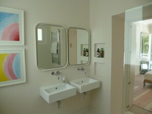 Bathroom - Villa Mimi Beachfront Beau Vallon (Beau Vallon)