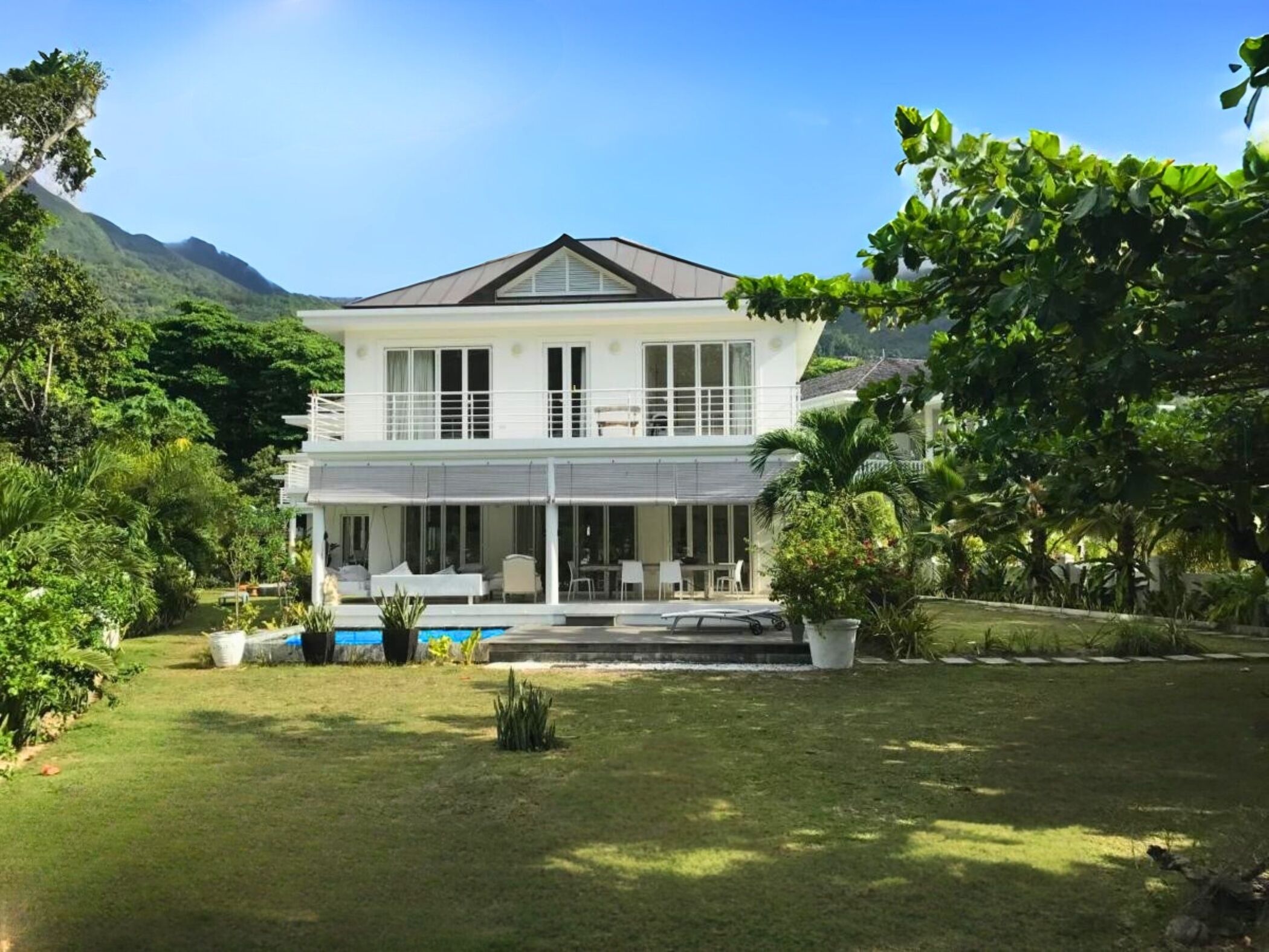 Luxe villa, uitzicht op zee | Een kluis op de kamer, individueel gedecoreerd, individueel gemeubileerd