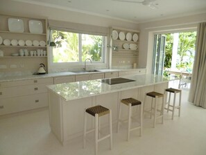 Vila superluxo, vista para o oceano | Cozinha privada | Geladeira grande, micro-ondas, fogão, lava-louças