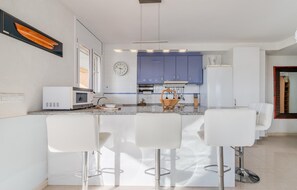 冷蔵庫、電子レンジ、オーブン、食器洗い機