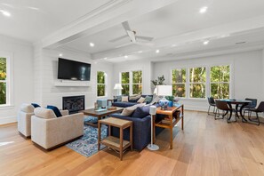 Smart TV, chimenea, libros y monitor de computadora 