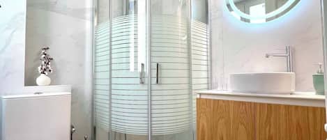 Dusche, kostenlose Toilettenartikel, Haartrockner, Handtücher