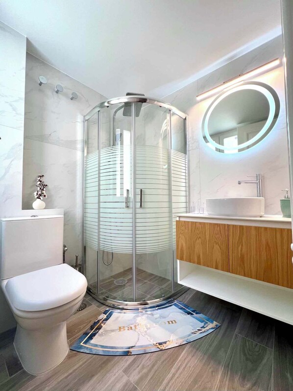 Regadera, amenidades de baño gratuitas, secadora de cabello, toallas 