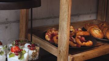 Ontbijtbuffet in het weekend (EUR 27.50 per persoon)